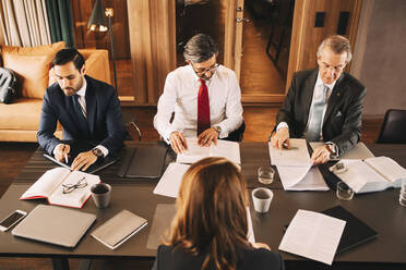 Hohe Winkel Ansicht der weiblichen Finanzberater Planung mit männlichen Anwälte in der Sitzung im Sitzungssaal - MASF14490