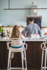 Rückansicht von Vater und Tochter in der Küche zu Hause - MASF14622