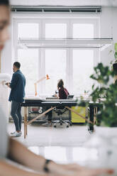 Geschäftsmann und Geschäftsfrau arbeiten in einem kreativen Büro - MASF14730