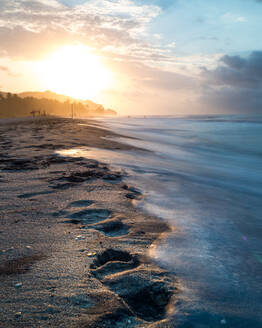 Sonnenuntergang am Strand, goldene Stunde - CAVF69056