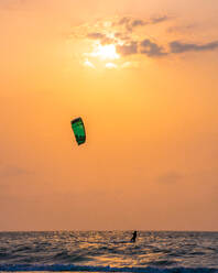 Sonnenuntergang und Kitesurfen am Strand - CAVF69057