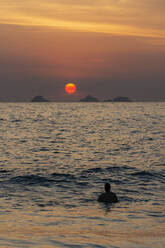 Schöne Sonnenuntergangslandschaft am Atlantik von Ipanema aus gesehen - CAVF69061