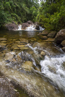 Schöner Wasserfall Landschaft auf üppigen grünen Regenwald Fluss - CAVF69072