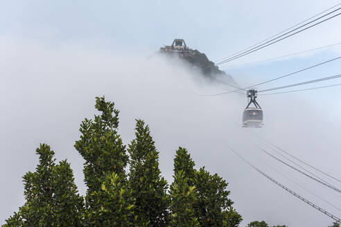 Landschaft der Seilbahn auf dem Zuckerhut, die aus den Wolken kommt - CAVF69076