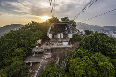 Schöne Aussicht von der Seilbahn auf den Zuckerhut bei Sonnenuntergang - CAVF69077