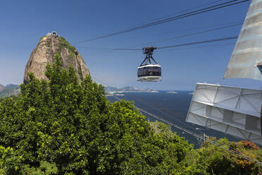 Schöner Blick auf die Seilbahn auf den Zuckerhut bei blauem Himmel - CAVF69082