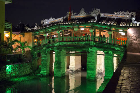 Die japanische überdachte Brücke leuchtet nachts in Hoi An in grünem Licht. - CAVF69105