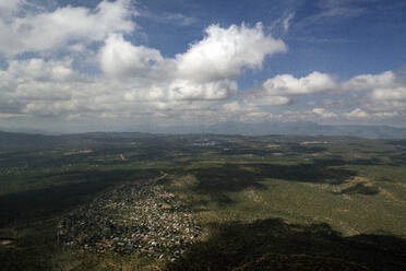 Luftaufnahme mit Blick auf ein kleines Dorf oder eine Stadt bewölkten Himmel - CAVF69121