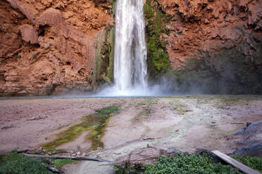 Der Boden eines fließenden Wasserfalls trifft auf den Boden und erzeugt Nebel - CAVF69127