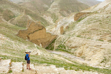 Wanderer fotografiert vor den Ruinen des antiken Aquädukts im Wadi Quelt, Jericho - CAVF69144