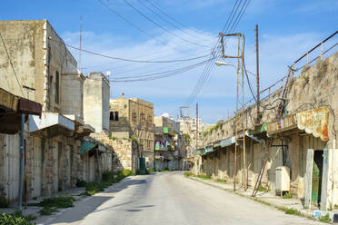 Leere Geschäfte und Gebäude in der Shuhada-Straße, Hebron, Westjordanland, Palästina - CAVF69158