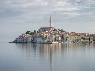 Früher Morgen, Altstadt-Reflexionen, Rovinj, Istrien, Kroatien, Europa - RHPLF12639