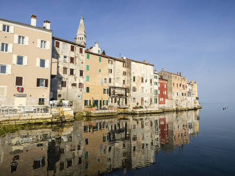 Die Altstadt mit Reflektionen am frühen Morgen, Rovinj, Istrien, Kroatien, Europa, lizenzfreies Stockfoto