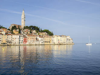 Die Altstadt mit Reflektionen am frühen Morgen, Rovinj, Istrien, Kroatien, Europa - RHPLF12642