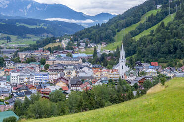 Blick auf die Evangelistenkirche und die Stadt Schladming, Steiermark, Österreichisches Tirol, Österreich, Europa - RHPLF12659