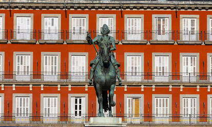 Statue von König Philipp lll. auf der Plaza Mayor, Madrid, Spanien, Europa - RHPLF12664