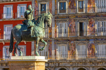 Statue von König Philipp lll. auf der Plaza Mayor, Madrid, Spanien, Europa - RHPLF12665