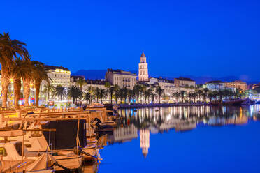 Hafen von Split mit Kathedrale des Heiligen Domnius in der Abenddämmerung, Split, Dalmatinische Küste, Kroatien, Europa - RHPLF12671