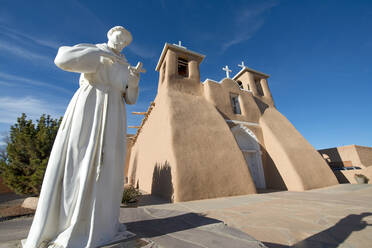 Die historische Lehmziegelkirche San Francisco de Asis in Taos, New Mexico, Vereinigte Staaten von Amerika, Nordamerika - RHPLF12729