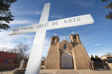 Die historische Lehmziegelkirche San Francisco de Asis in Taos, New Mexico, Vereinigte Staaten von Amerika, Nordamerika - RHPLF12731