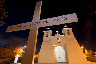 Die historische Lehmziegelkirche San Francisco de Asis in Taos in der Dämmerung, Taos, New Mexico, Vereinigte Staaten von Amerika, Nordamerika - RHPLF12733