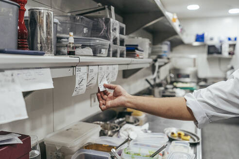 Gourmet chef holding an order - MTBF00194