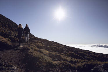 Vater und Tochter beim Wandern auf Ponta do Pico, Azoren, Portugal - MCF00317