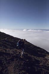 Wanderer auf Aussichtspunkt mit Blick in die Ferne, Ponta do Pico, Azoren, Portugal - MCF00319