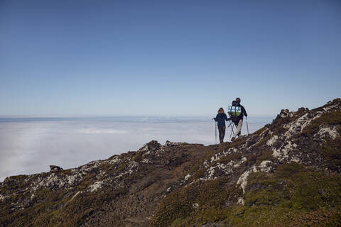 Vater und Tochter beim Wandern auf Ponta do Pico, Azoren, Portugal, lizenzfreies Stockfoto