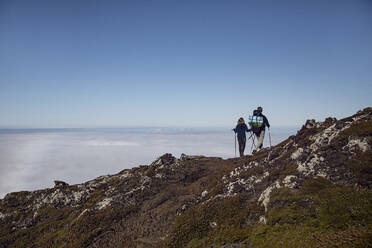 Vater und Tochter beim Wandern auf Ponta do Pico, Azoren, Portugal - MCF00322