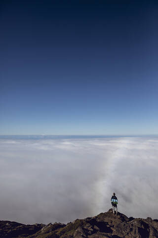 Wanderer auf Aussichtspunkt mit Blick in die Ferne, Ponta do Pico, Azoren, Portugal, lizenzfreies Stockfoto