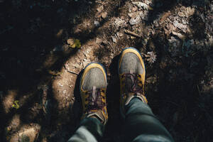 Wanderschuhe im Herbst auf einem Weg mit Blättern - GEMF03292