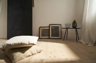Interieur in einem modern eingerichteten Zimmer mit Holzboden - PDF01890