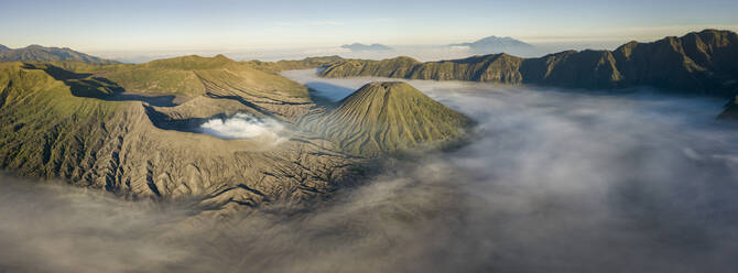 Indonesien, Ost-Java, Luftpanorama des in Morgennebel gehüllten Mount Bromo - TOVF00130