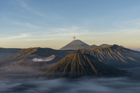 Indonesien, Ost-Java, Luftaufnahme des in Morgennebel gehüllten Mount Bromo, lizenzfreies Stockfoto