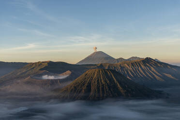 Indonesien, Ost-Java, Luftaufnahme des in Morgennebel gehüllten Mount Bromo - TOVF00136