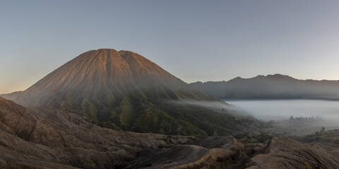 Indonesien, Ost-Java, Luftpanorama des in Morgennebel gehüllten Mount Bromo, lizenzfreies Stockfoto