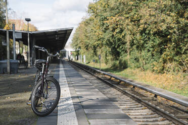 Fahrrad auf einem U-Bahn-Bahnsteig, Berlin, Deutschland - AHSF01194