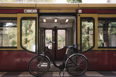 Fahrrad an der Tür eines U-Bahn-Zuges, Berlin, Deutschland - AHSF01195