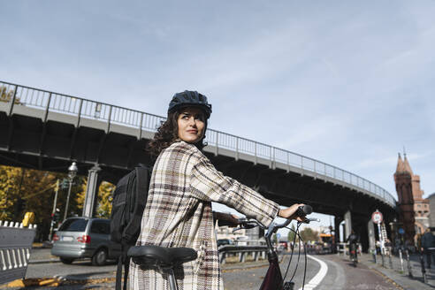 Frau mit Fahrrad in der Stadt, Berlin, Deutschland - AHSF01223