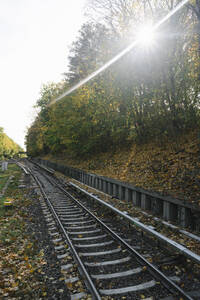 Gleise einer U-Bahn-Linie im Gegenlicht, Berlin, Deutschland - AHSF01239