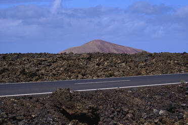 Spanien, Kanarische Inseln, Lanzarote, Landstraße über Lavafeld - SIEF09291