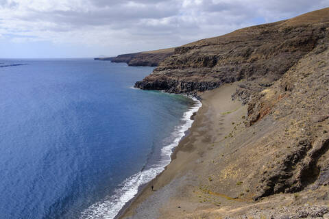 Spanien, Kanarische Inseln, Lanzarote,Yaiza, Blick von oben auf den Sandstrand Playa del Pozo, lizenzfreies Stockfoto
