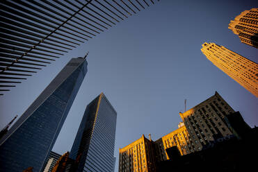 USA, New York, New York City, Hohe Wolkenkratzer in der Innenstadt gegen klaren Himmel in der Abenddämmerung - OCMF00892