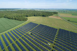 Deutschland, Bayern, Luftaufnahme eines Solarparks auf dem Land im Frühling - RUEF02380