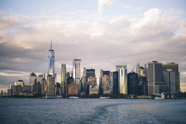 Skyline von New York City von der Staten Island Ferry aus gesehen, USA - OCMF00899