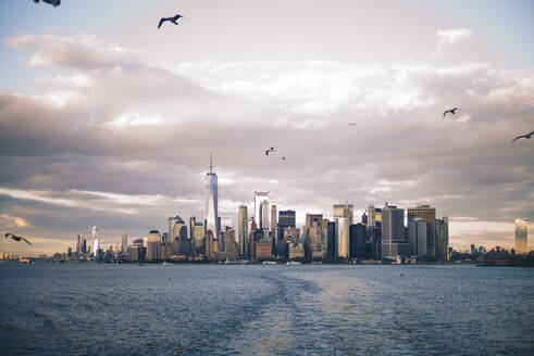 Skyline von New York City von der Staten Island Ferry aus gesehen, USA - OCMF00900