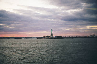 Freiheitsstatue von der Staten Island Ferry aus gesehen, New York City, USA - OCMF00902