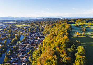 Deutschland, Bayern, Oberbayern, Luftbild der Altstadt von Wolfratshausen mit Loisach und Wald - SIEF09315