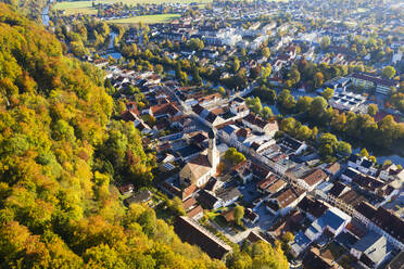 Deutschland, Bayern, Oberbayern, Luftbild der Altstadt von Wolfratshausen mit Loisach und Wald - SIEF09316